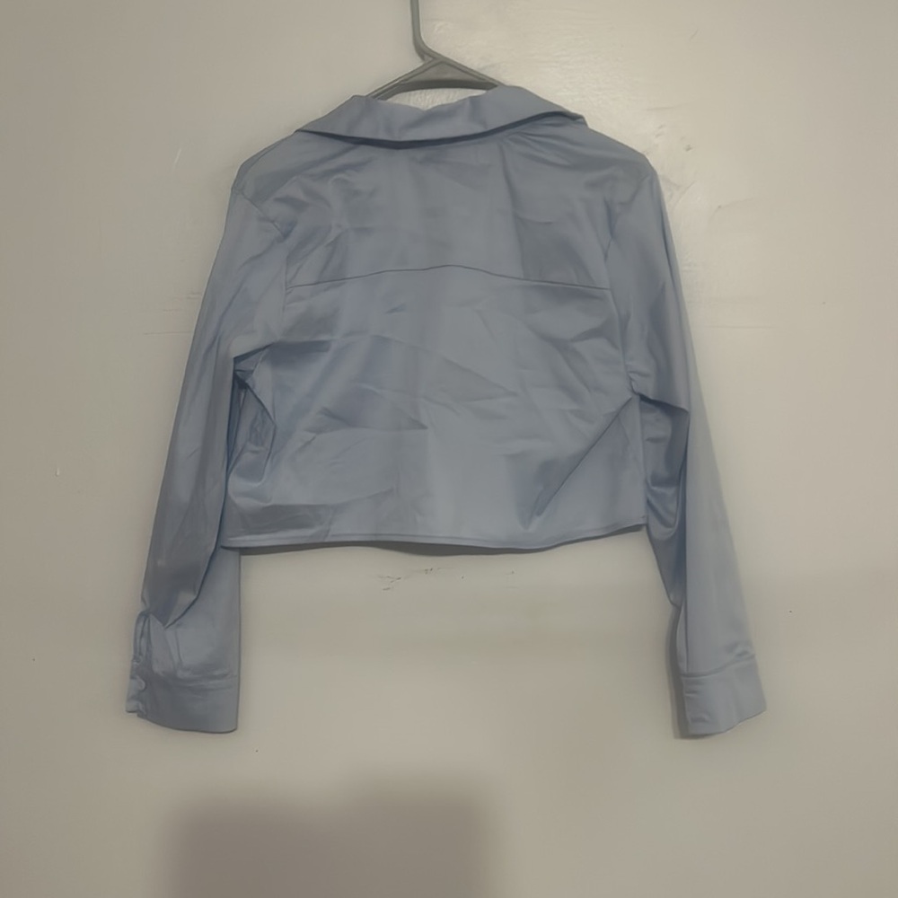 new with tags *ligh blue crop top button up. Ela